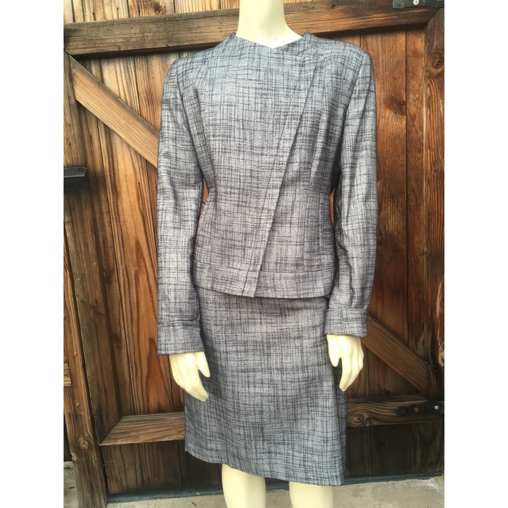 Tahari two piece women’s suit, brand new.